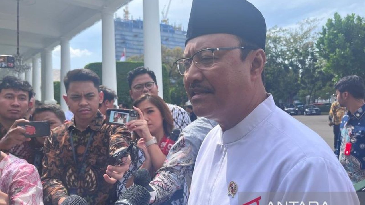 Menteri Sosial, Saifullah Yusuf, melaporkan penyaluran bansos kepada lebih dari 20 juta penerima manfaat dan kesiapan lebih dari 200 titik lokasi untuk program Sekolah Rakyat kepada Presiden Prabowo Subianto.