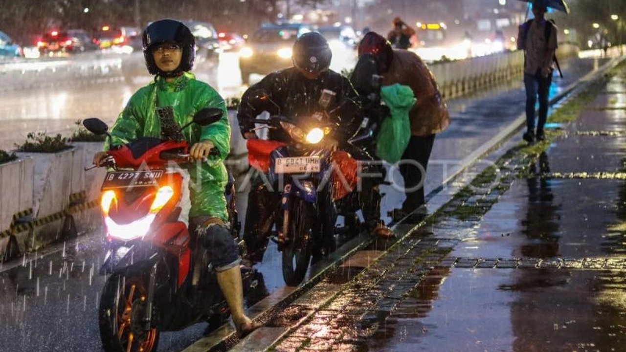 Kapolresta Mataram, Kombes Pol. Ariefaldi Warganegara, memerintahkan seluruh jajarannya untuk siaga menghadapi potensi bencana alam akibat cuaca ekstrem di Kota Mataram.