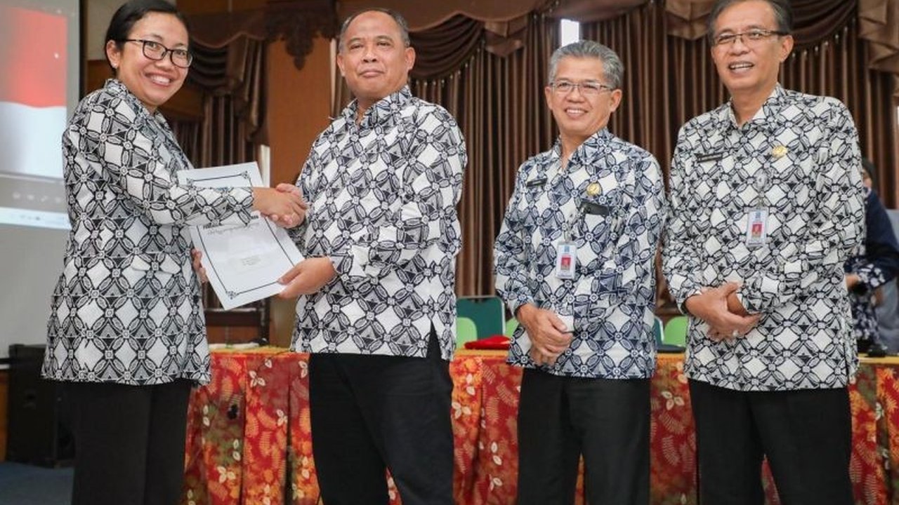 Bupati Sleman, Harda Kiswaya, menyerahkan Surat Keputusan (SK) kenaikan pangkat kepada 41 PNS di lingkungan Pemerintah Kabupaten Sleman, periode 1 April 2025, sebagai bentuk apresiasi atas kinerja dan dedikasi mereka.