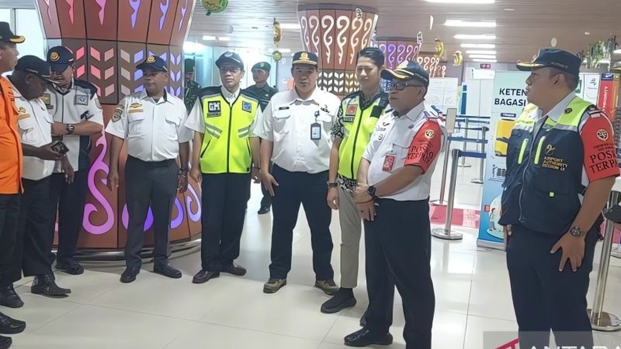 Bandara Domine Eduard Osok (DEO) Sorong membuka posko terpadu untuk memastikan kelancaran arus mudik Lebaran 2025, dengan prediksi peningkatan penumpang hingga 12 persen.