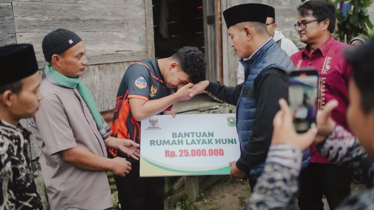Pemkab Solok melalui Baznas salurkan bantuan bedah rumah senilai Rp25 juta kepada Egi Noffembra, seorang yatim piatu di Desa Surian, yang tinggal di rumah tidak layak huni.