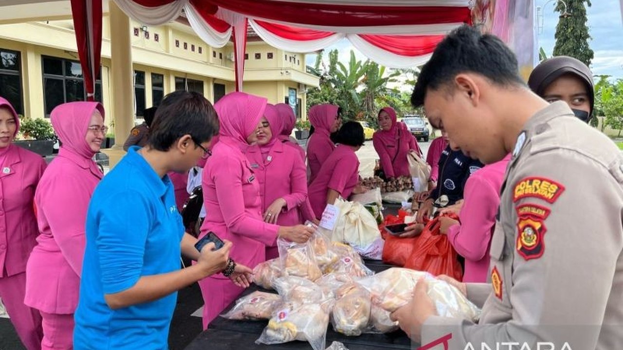 Polres OKU Selatan menggelar Bazar Ramadhan 2025 untuk membantu masyarakat mendapatkan sembako dengan harga terjangkau menjelang Idul Fitri 1446 H di Muaradua.