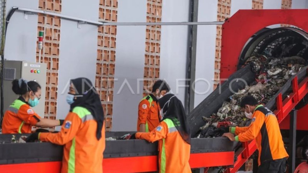 Dua TPS3R di Jakarta Selatan berhasil mengurangi volume sampah berkat program bank sampah dan kolaborasi lintas sektor, menargetkan 100 persen pembentukan bank sampah di setiap RW.