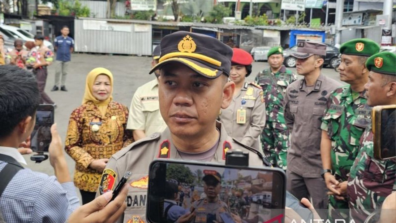 Polres Batu, Jawa Timur, meluncurkan program 'Titip Omah' untuk memberikan rasa aman kepada warga yang mudik Lebaran 2025 dengan meningkatkan patroli dan pengamanan di lingkungan tempat tinggal mereka.