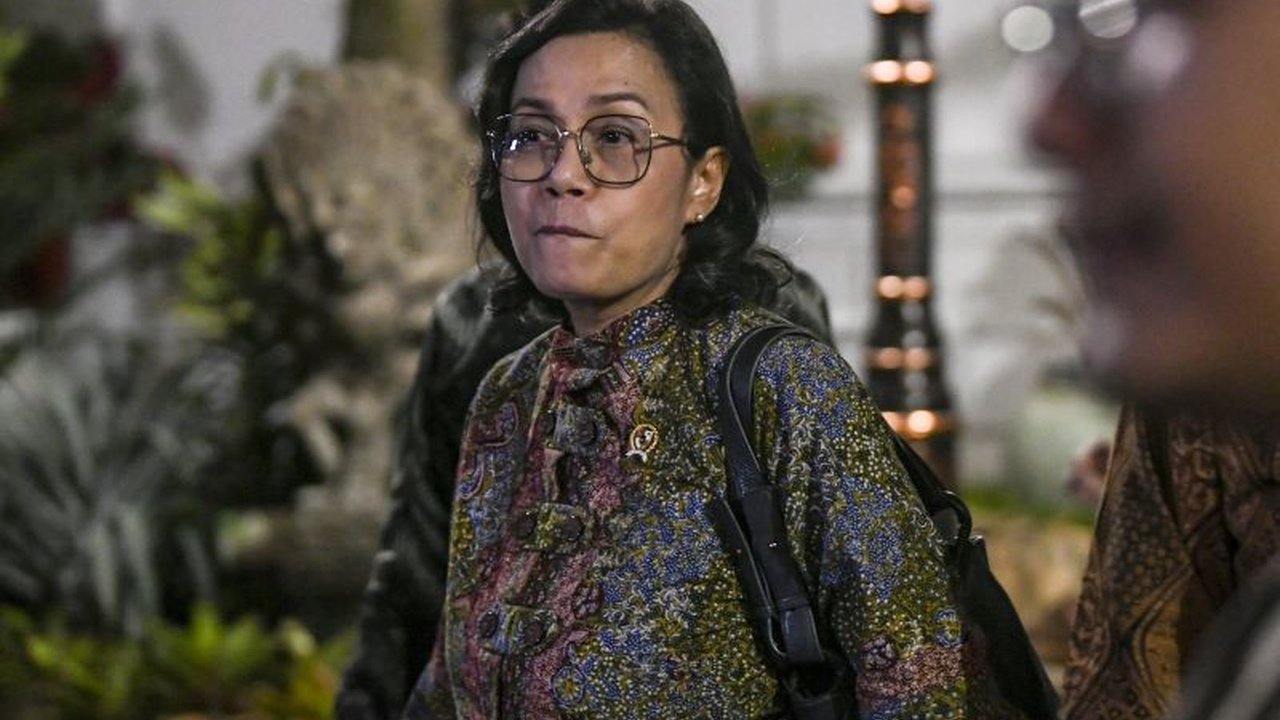 Menteri Keuangan Sri Mulyani menyerahkan Laporan Keuangan Pemerintah Pusat (LKPP) 2024 kepada BPK, di tengah tantangan global dan Pemilu 2024.
