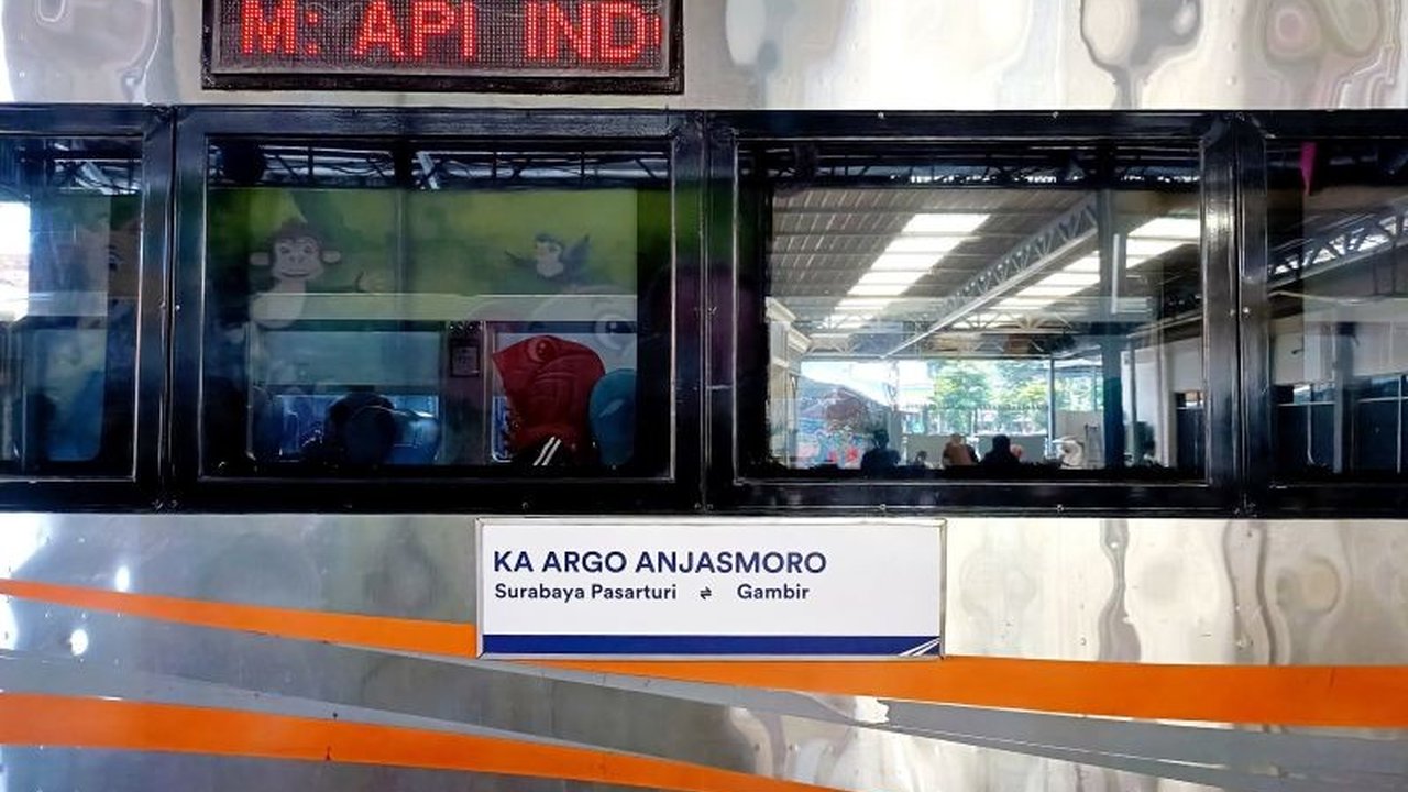 PT KAI Daop 8 Surabaya menambah 7 persen tempat duduk kereta api jarak jauh untuk Angkutan Lebaran 2025, mengakomodasi lonjakan penumpang hingga 505.119 orang.