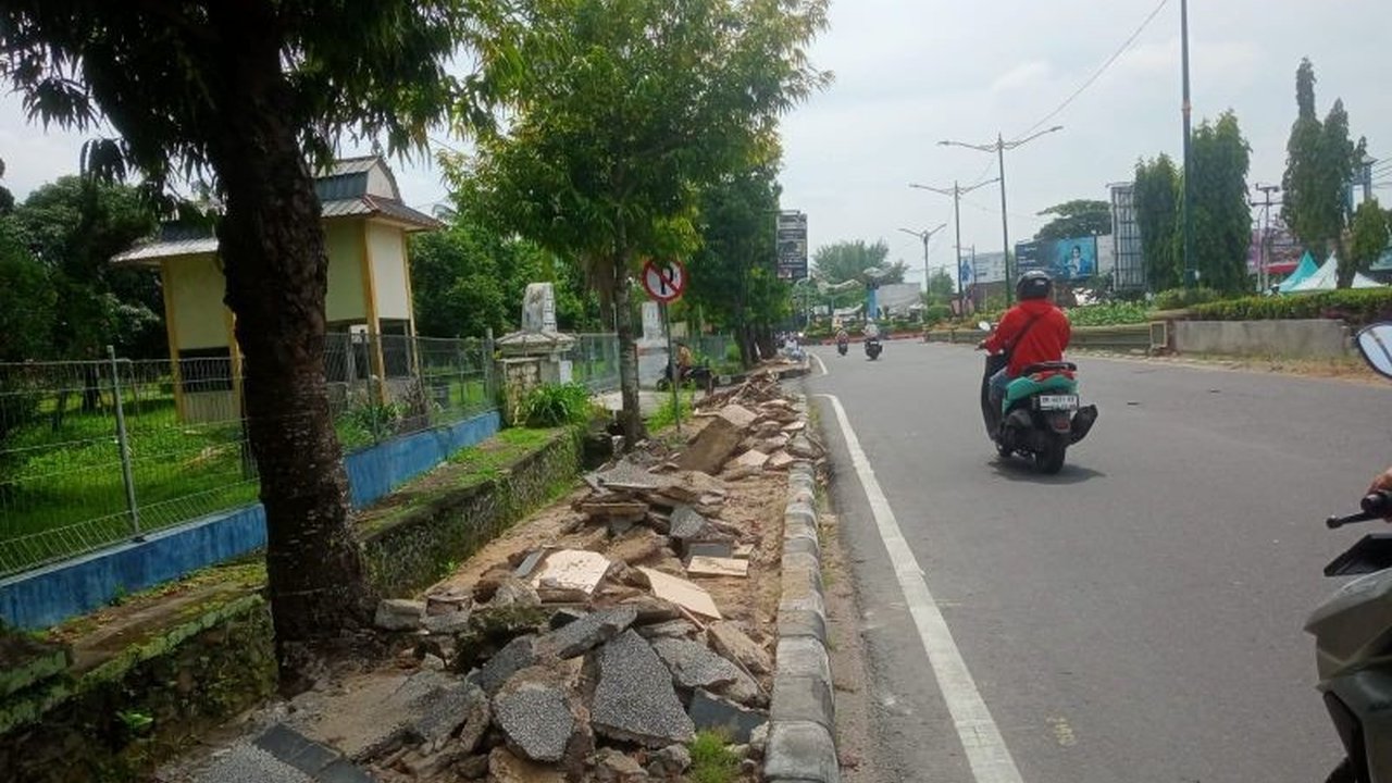Pemerintah Kota Mataram memulai renovasi bekas Bandara Selaparang untuk dijadikan pusat kegiatan ekonomi, hiburan, dan rekreasi, dengan fokus awal pada perbaikan trotoar dan toilet.