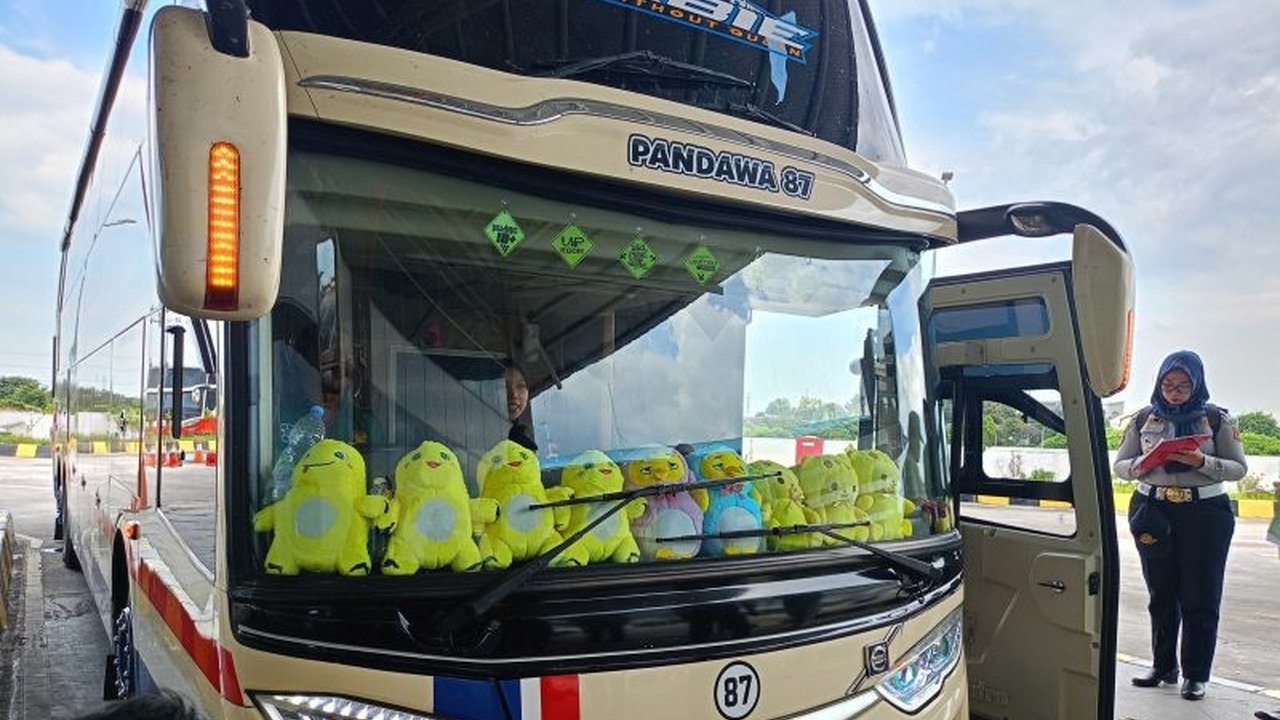 Hingga Jumat siang, 888 pemudik telah berangkat dari Terminal Pulo Gebang menuju berbagai daerah di Sumatera, Jawa Timur, dan Jawa Tengah untuk merayakan Idul Fitri 1446 H, dengan prediksi puncak arus mudik mencapai 15.000 penumpang.