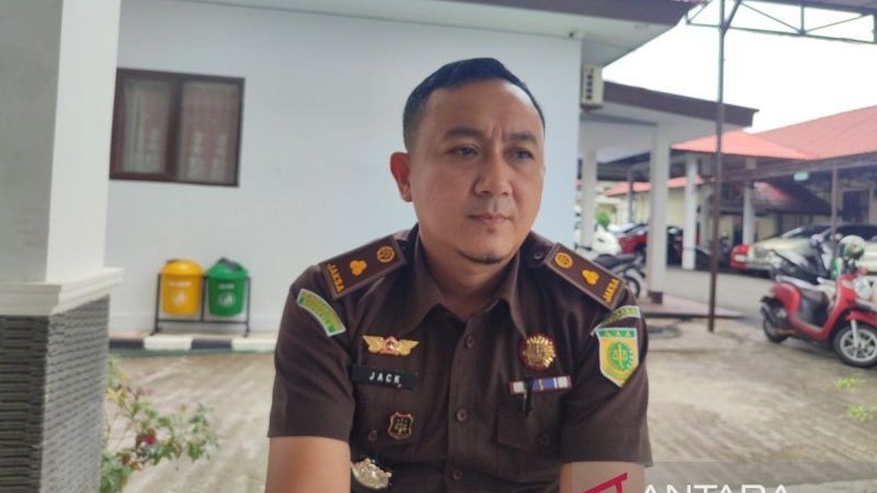 Kejari Bengkulu akan menerapkan hukuman subsider tiga tahun penjara terhadap Yudarlanadi, terpidana korupsi dana BOS, karena tak mampu mengembalikan kerugian negara Rp766 juta.