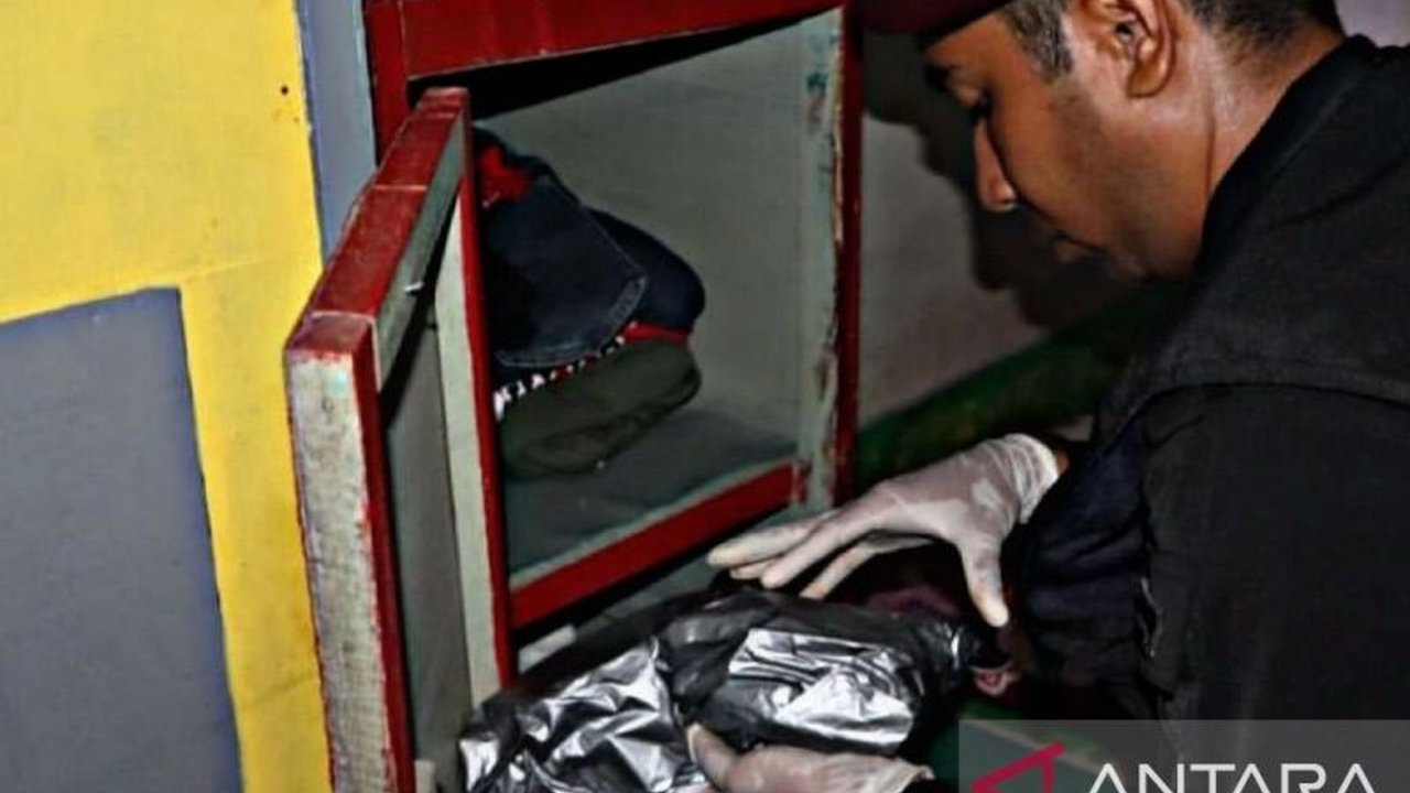 Ditjenpas Maluku menggeledah sejumlah lapas di Ambon menjelang Idul Fitri 2025 untuk memastikan keamanan dan ketertiban, mengamankan barang-barang terlarang seperti senjata tajam dan kompor rakitan.