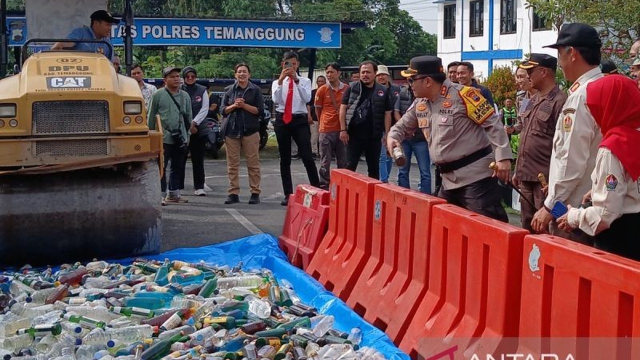 Polres Temanggung Musnahkan Ribuan Botol Miras dan Knalpot Bising Jelang Ramadan