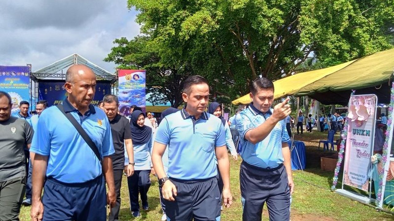TNI AU Wilayah Makassar menggelar bazar dan pasar murah dalam rangka HUT ke-79 TNI AU, membantu masyarakat kurang mampu memenuhi kebutuhan jelang Ramadhan dengan menyediakan sembako murah dan mendukung UMKM lokal.