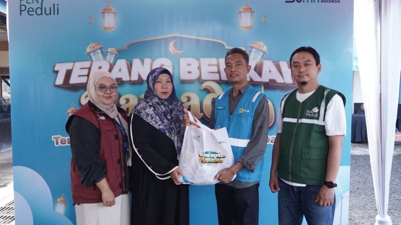 PT PLN UID Kalselteng menggelar pasar murah 'Terang Berkah Ramadan' di Banjarbaru, Kalimantan Selatan, menyediakan 1.000 paket sembako dengan harga terjangkau untuk masyarakat prasejahtera.