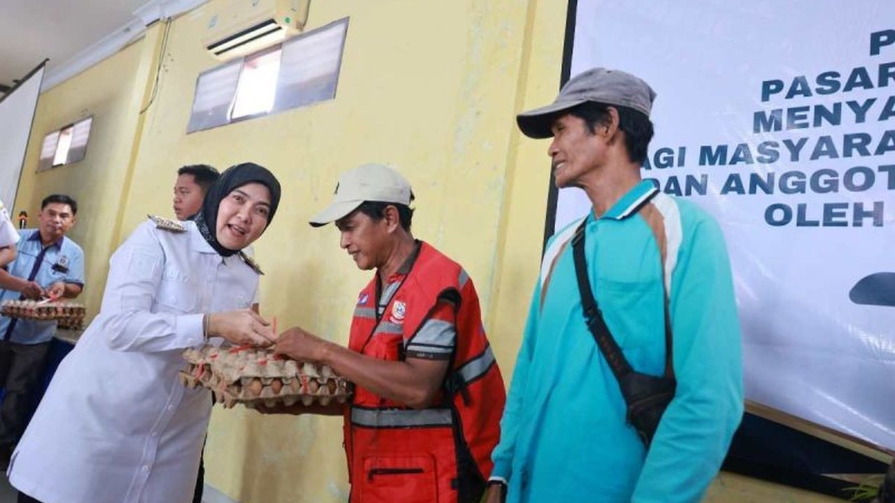 Persekutuan Kaum Bapak Gereja Toraja (PKBGT) Jemaat Sudiang Makassar menggelar pasar murah Ramadhan, mendistribusikan 250 paket sembako sebagai wujud toleransi antar umat beragama.