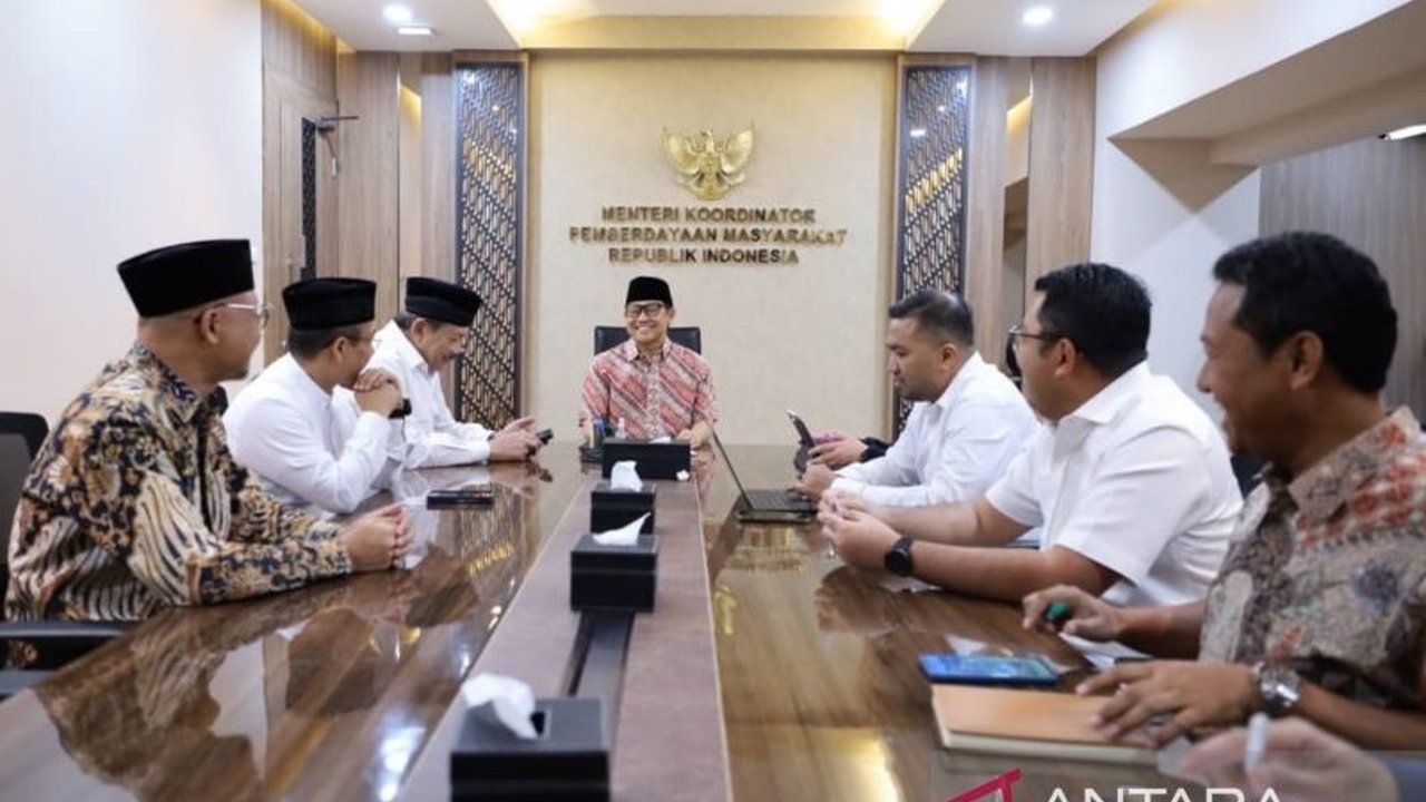 Baznas RI dan Kemenko PMK berkolaborasi untuk memberantas kemiskinan ekstrem di Indonesia melalui program pemberdayaan ekonomi dan penyaluran zakat yang tepat sasaran.