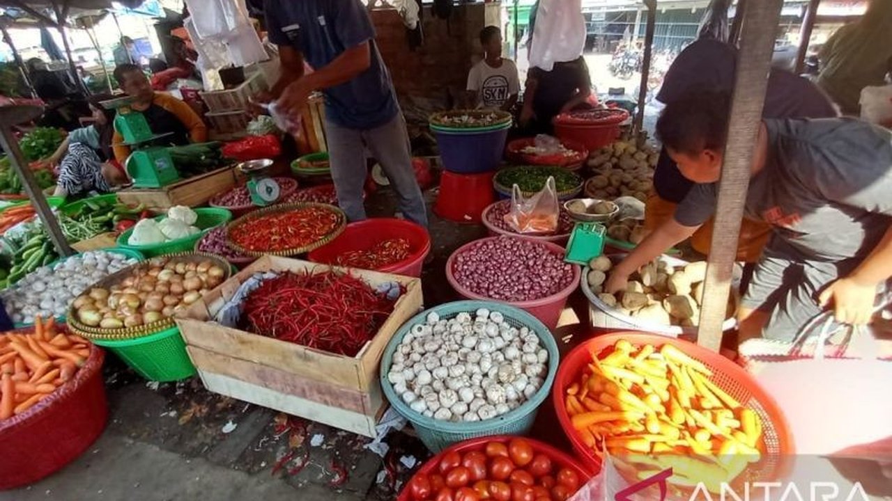 Pemerintah Provinsi Kepulauan Bangka Belitung menambah pasokan 41 ton bawang merah dan putih untuk menekan harga tinggi menjelang Lebaran Idul Fitri 1446 H.