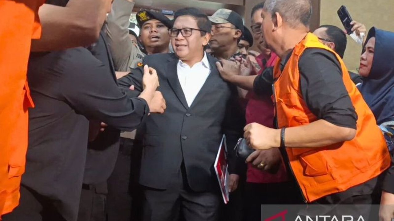 Sekjen DPP PDI Perjuangan, Hasto Kristiyanto, menduga adanya konflik kepentingan dalam proses penyidikan kasusnya, yang melibatkan penyidik KPK Rossa Purbo Bekti sebagai saksi yang memberatkan.