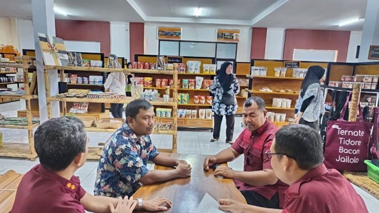 Seorang warga Desa Papon, Halmahera Utara, terseret arus sungai akibat hujan deras; Basarnas Ternate kerahkan tim SAR gabungan untuk pencarian.