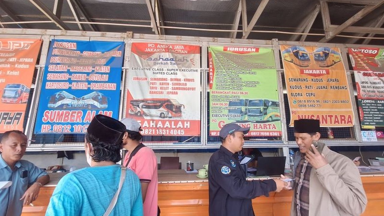 Kenaikan harga tiket di Terminal Lebak Bulus menjelang mudik Lebaran 2025 dinilai masih normal, meskipun ada kenaikan harga yang cukup signifikan untuk beberapa rute, pihak pengelola memastikan pengawasan ketat untuk mencegah kecurangan.