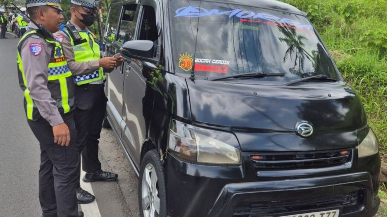 Polres Garut menggelar razia travel ilegal dalam Operasi Keselamatan Lodaya 2025, menindak mobil Grandmax yang membawa 11 penumpang melebihi kapasitas dan pajak tertunggak.