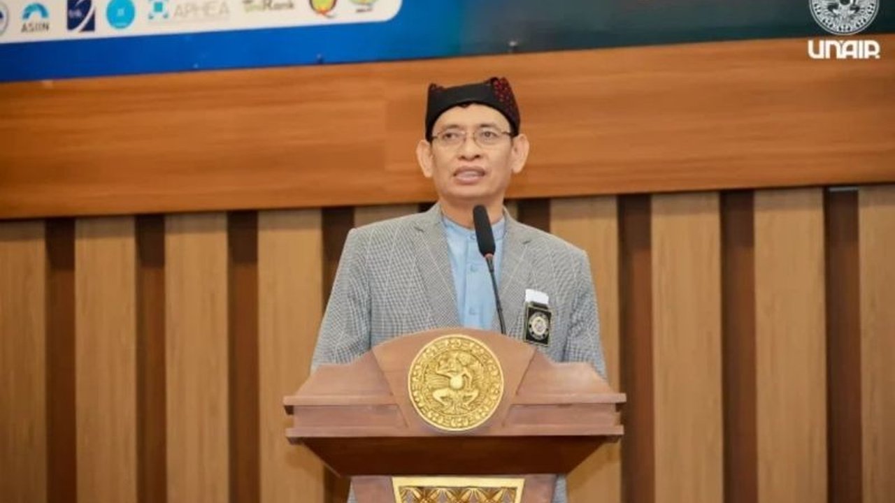 Universitas Airlangga (UNAIR) berhasil menempatkan 16 bidang ilmunya dalam Top 500 QS World University Ranking by Subject, menunjukkan kualitas pendidikan dan risetnya di kancah global.