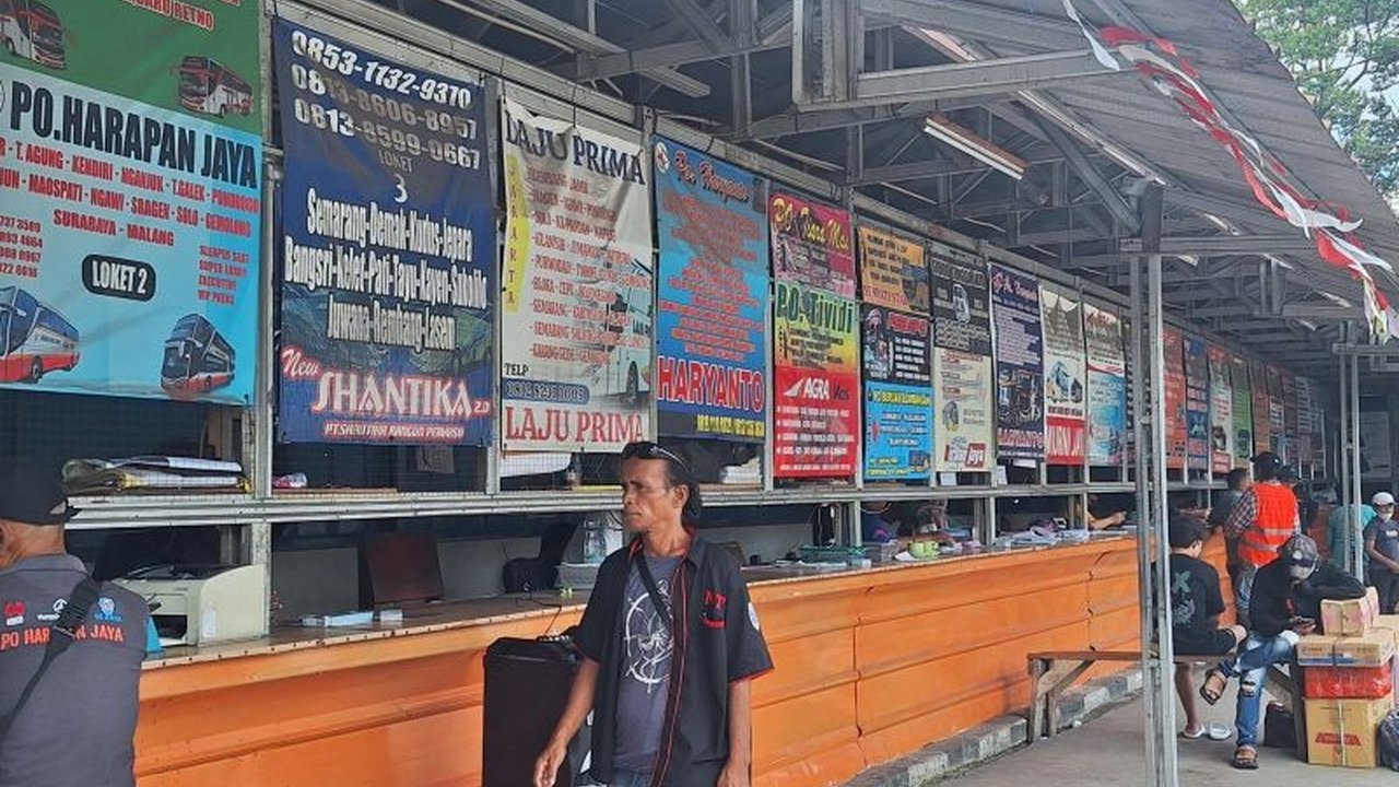 Terminal Lebak Bulus memprediksi puncak arus mudik Lebaran 2025 akan terjadi pada H-3, Jumat (28/3), dengan jumlah penumpang mencapai 400 orang, meningkat signifikan dibandingkan hari normal.