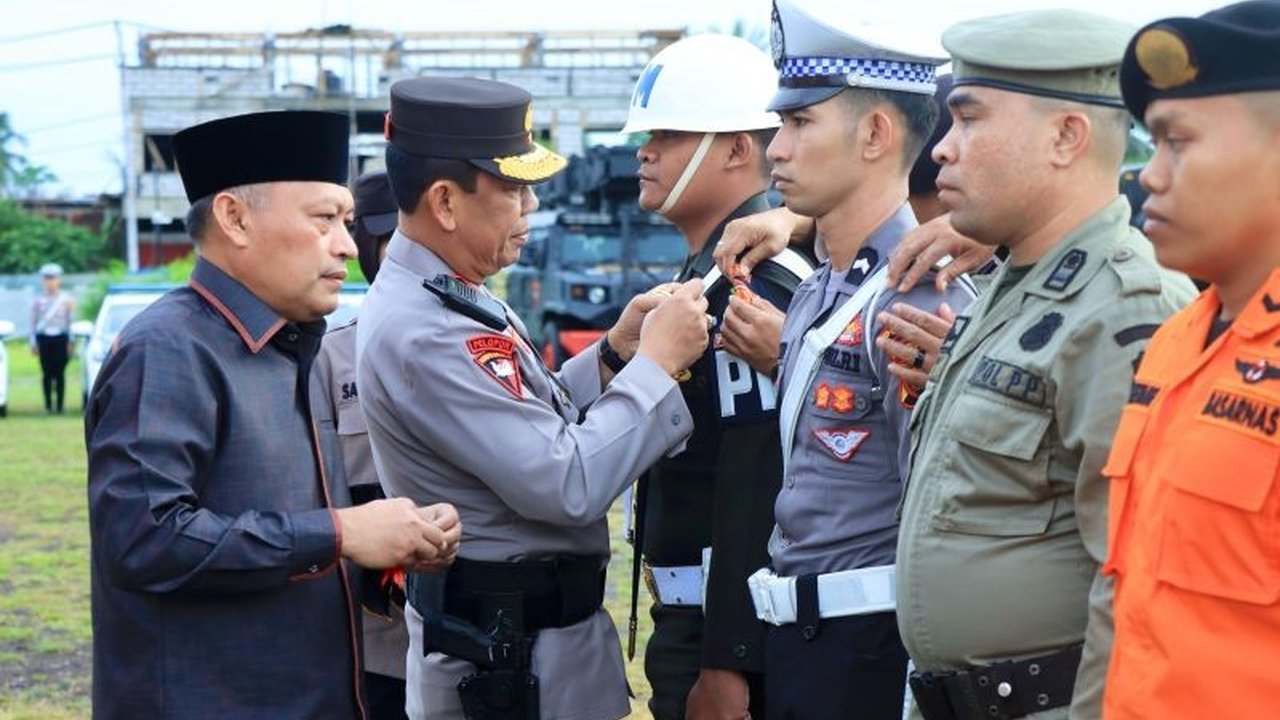 Kapolda Maluku Utara dan Wagub memimpin apel gelar pasukan Operasi Ketupat 2025 untuk mengamankan arus mudik Lebaran 2025 yang diperkirakan mencapai 146 juta orang.