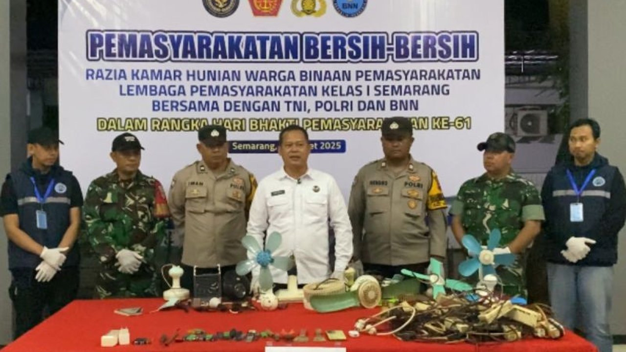 Petugas Lapas Semarang, dibantu kepolisian dan TNI, sita puluhan ponsel, senjata tajam, dan barang elektronik terlarang dalam razia gabungan guna menciptakan lingkungan Lapas yang aman dan kondusif.