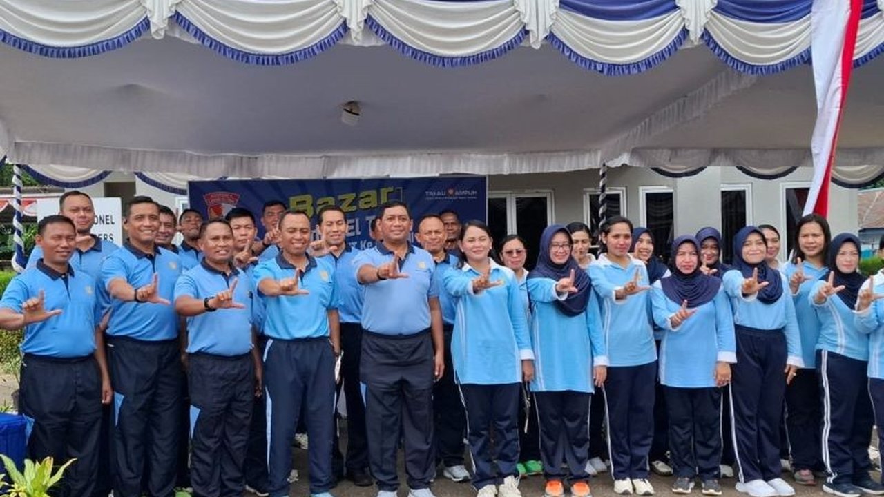 Jelang Lebaran, Lanud El Tari Kupang menggelar pasar murah dengan 19 stan yang menyediakan berbagai kebutuhan pokok dengan harga terjangkau, membantu meringankan beban ekonomi masyarakat.