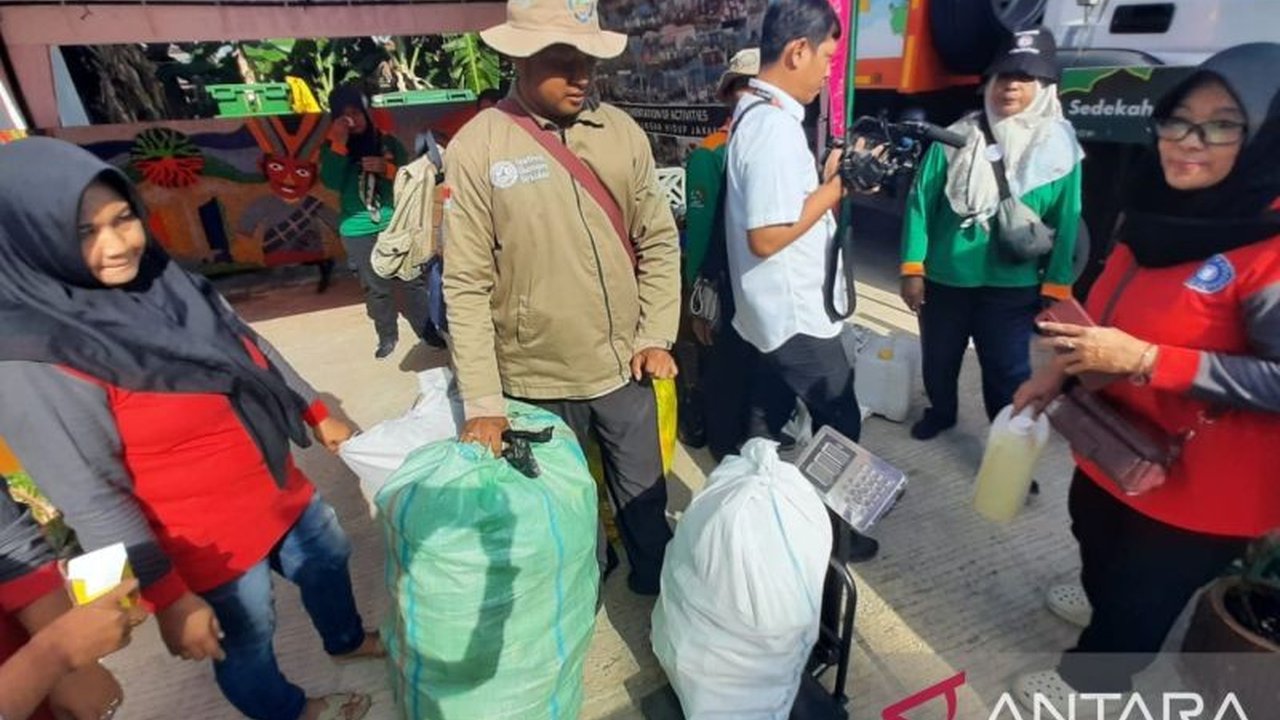 Dinas LH DKI Jakarta mengungkap lebih dari 1.800 RW telah memiliki bank sampah, namun masih ada ratusan yang tak aktif, sehingga Pemprov DKI berupaya reaktivasi dan membentuk bank sampah baru.