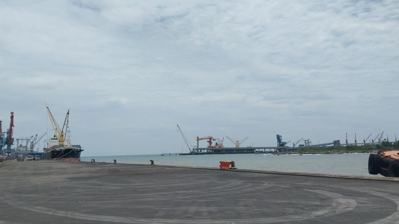 Pelabuhan Ciwandan, Cilegon, akan beroperasi melayani pemudik dengan kendaraan roda dua dan truk golongan 7 ke bawah pada 26-30 Maret 2025, menyediakan fasilitas lengkap untuk kenyamanan pemudik.