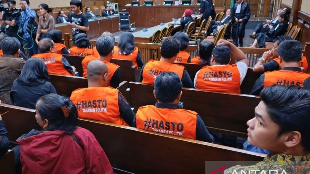 Sekjen DPP PDI Perjuangan, Hasto Kristiyanto, menilai kasus dugaan suap dan perintangan penyidikan yang menjeratnya sebagai daur ulang perkara inkrah dan melanggar asas kepastian hukum.