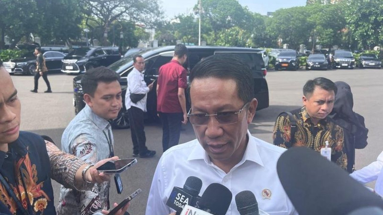 Menteri Hukum dan HAM mempersilakan aparat menyelidiki pengiriman kepala babi ke kantor Tempo, sementara Dewan Pers mendesak pengusutan tuntas atas aksi teror tersebut.