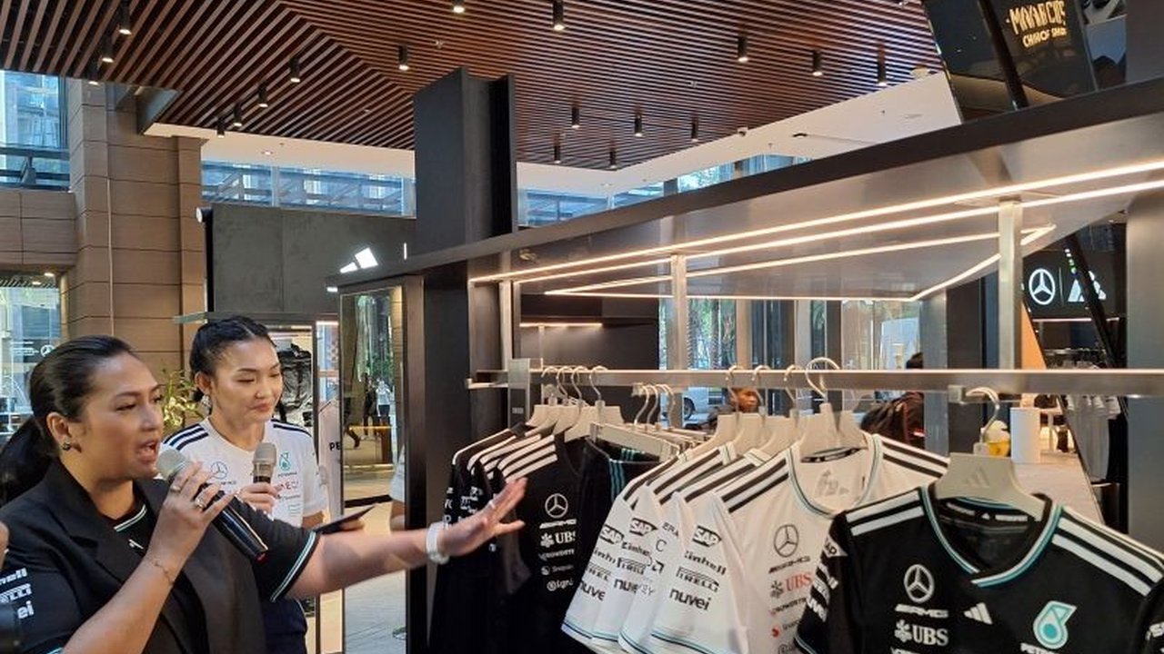 Adidas berkolaborasi dengan tim Mercedes-AMG Petronas meluncurkan koleksi resmi Formula 1 musim 2025 di Jakarta, menghadirkan perlengkapan premium bagi penggemar F1.