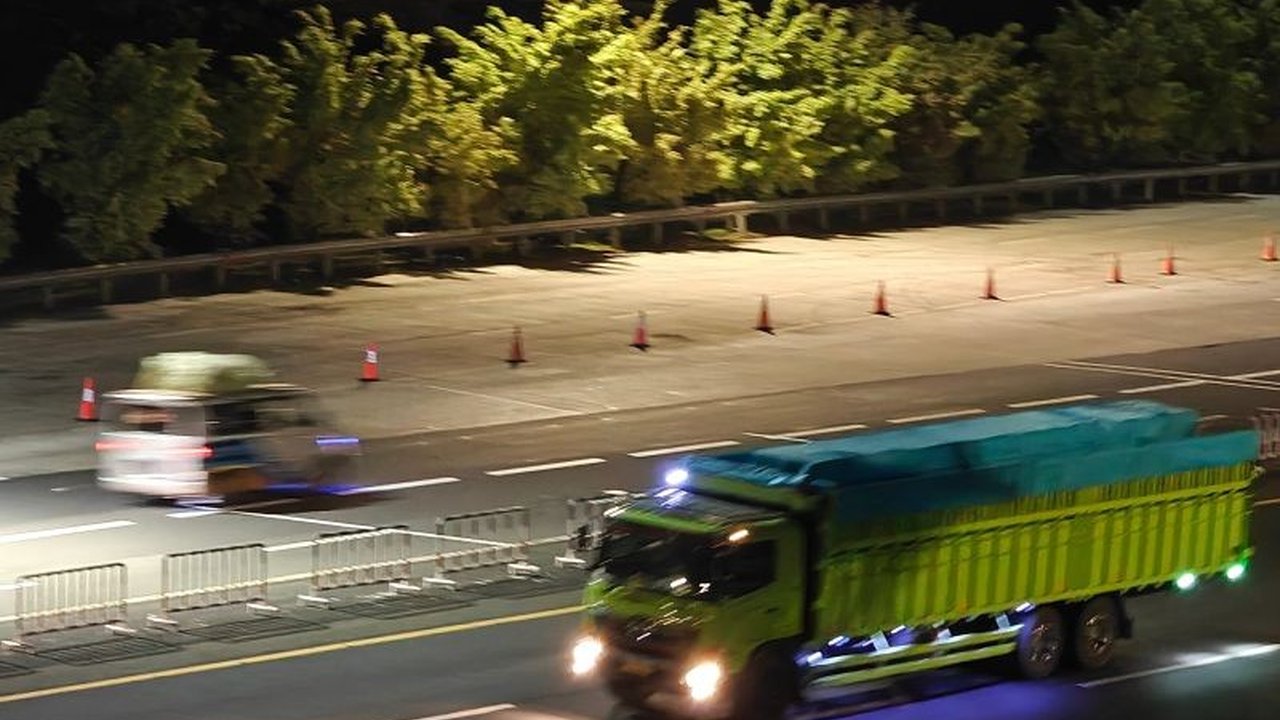 Arus lalu lintas di Tol Jakarta-Cikampek pada H-9 Lebaran 2025 masih didominasi truk sumbu tiga, meskipun volume kendaraan cenderung menurun dibandingkan periode sebelumnya.