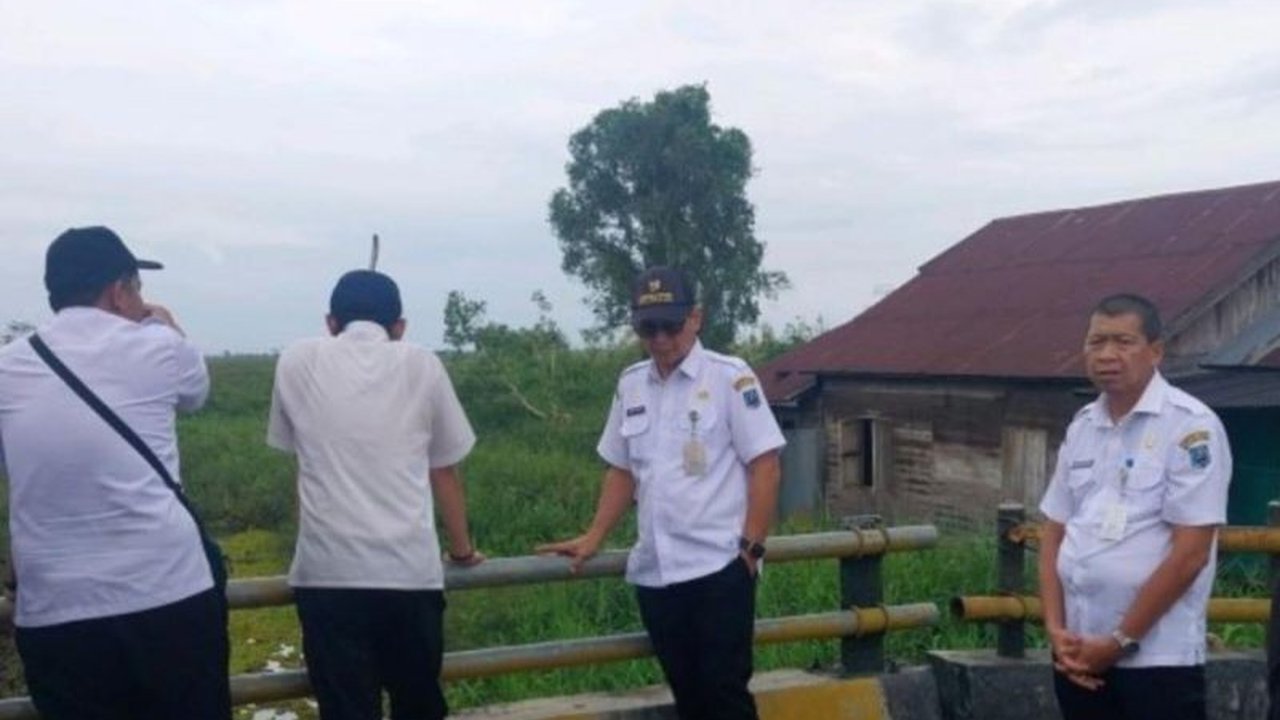Dinas PUTR HSS dan BWS Kalimantan III meninjau pendangkalan Sungai Amandit di Hulu Sungai Selatan, Kalimantan Selatan, guna mencari solusi terbaik untuk mengatasi masalah tersebut dan mencegah dampak buruk pada pertanian dan pemukiman warga.