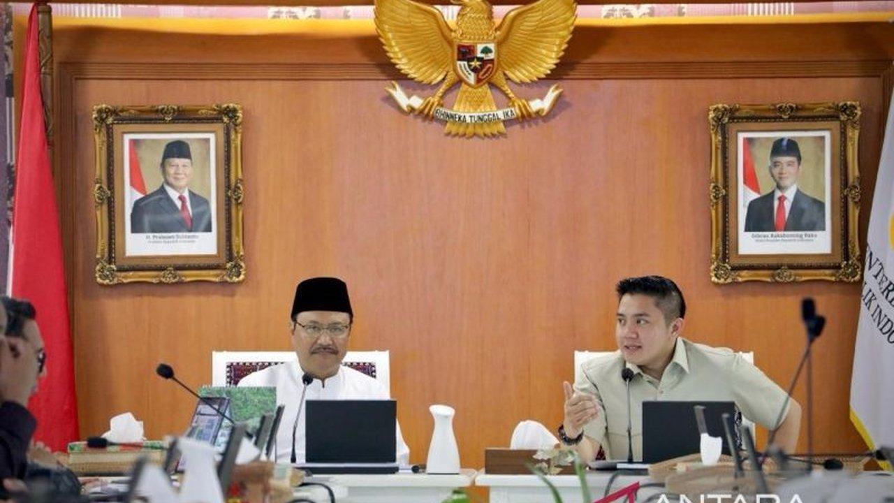 Sekretaris Kabinet dan Menteri Sosial bahas persiapan infrastruktur dan kurikulum 53 sekolah rakyat yang akan beroperasi tahun ajaran 2025-2026, sebagai bagian dari program 200 sekolah rakyat Presiden Prabowo.