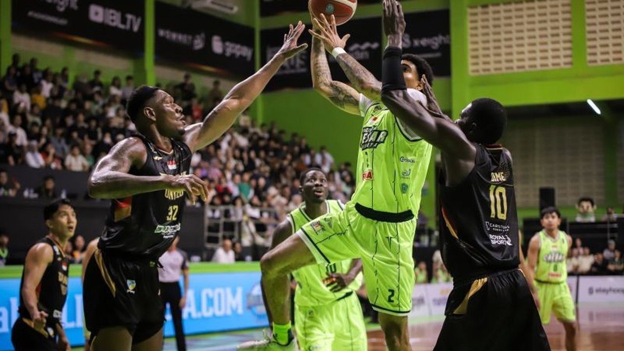 Pelatih Dewa United, Pablo Favarel, memuji solidnya pertahanan timnya yang menjadi kunci kemenangan atas Pacific Caesar Surabaya pada laga IBL 2025 dengan skor 92-75.