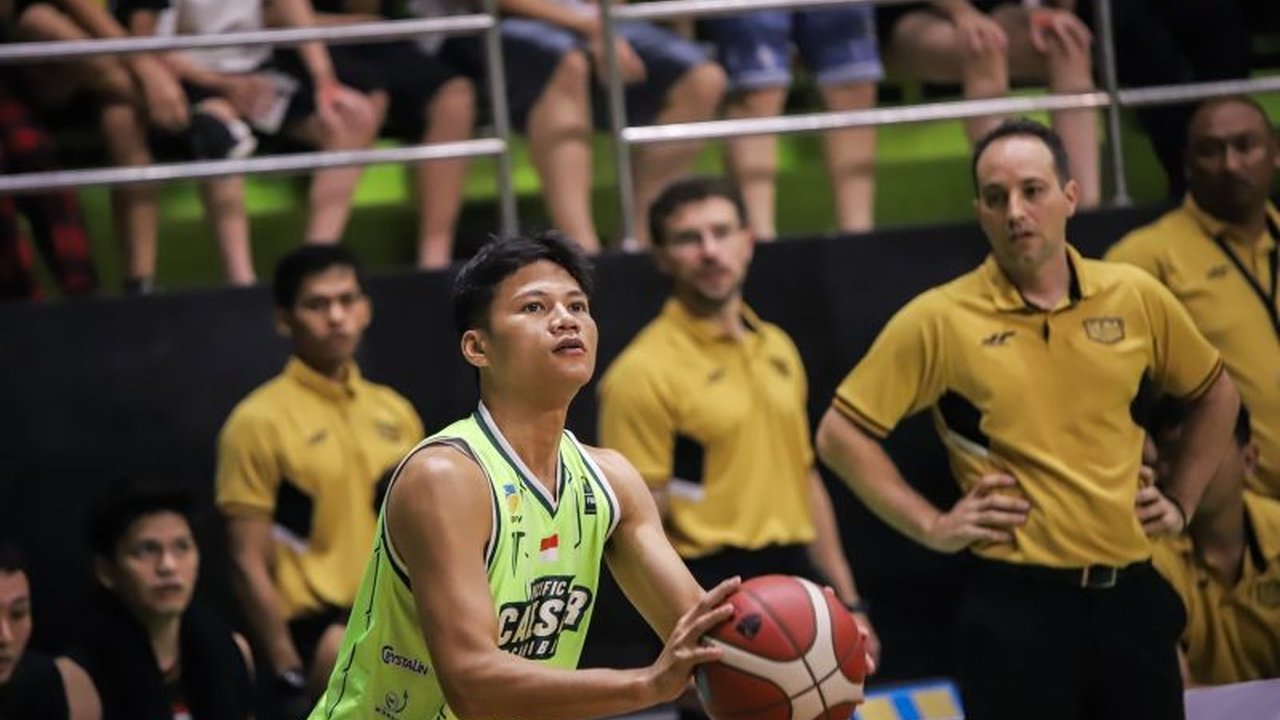 Kekurangan konsistensi, terutama pada pertahanan dan serangan di kuarter ketiga, menjadi penyebab kekalahan Pacific Caesar Surabaya atas Dewa United Banten pada laga IBL 2025.