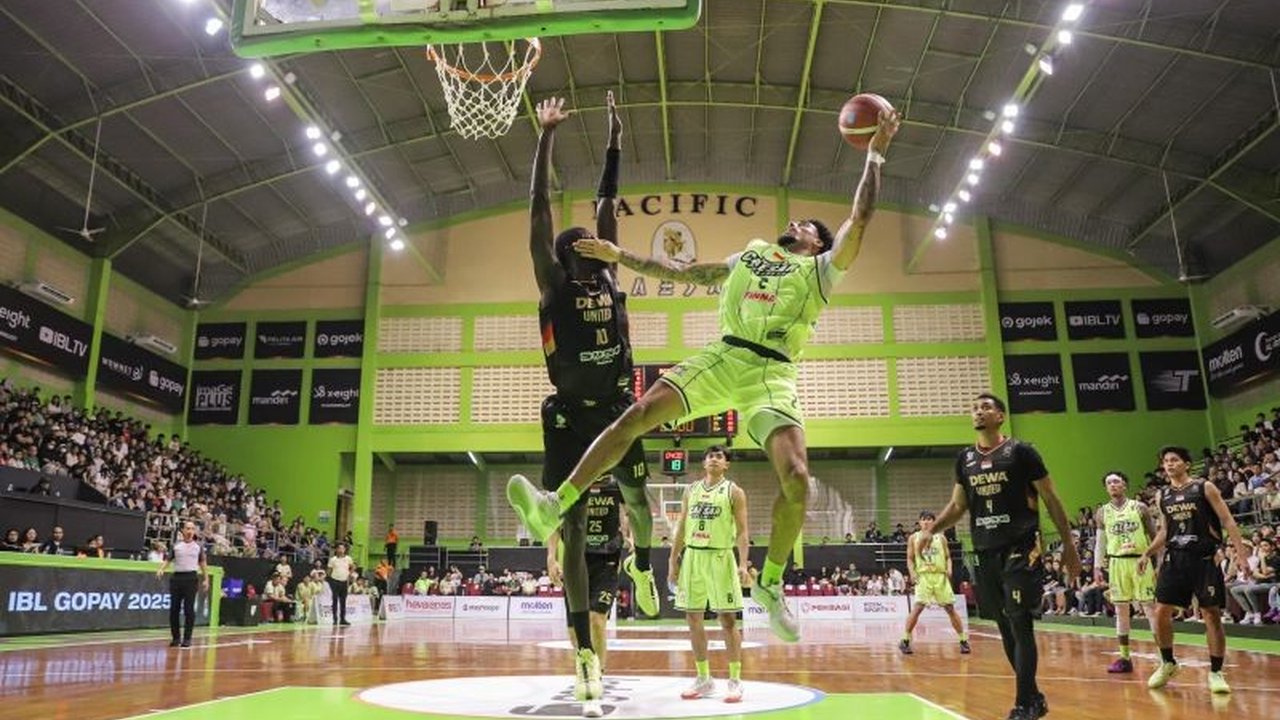 Dewa United Banten berhasil meraih kemenangan meyakinkan atas Pacific Caesar Surabaya dengan skor 92-75 dalam pertandingan Jumat malam di GOR Pacific Caesar.