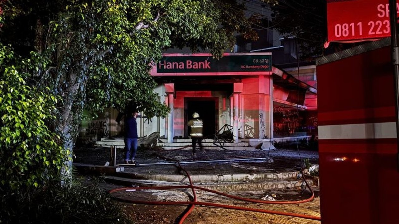 Kebakaran hebat menghanguskan bangunan Hana Bank di Jalan Dago, Bandung dini hari tadi, mengharuskan Dinas Kebakaran mengerahkan lima armada untuk proses pemadaman.  Penyebab kebakaran masih dalam penyelidikan.