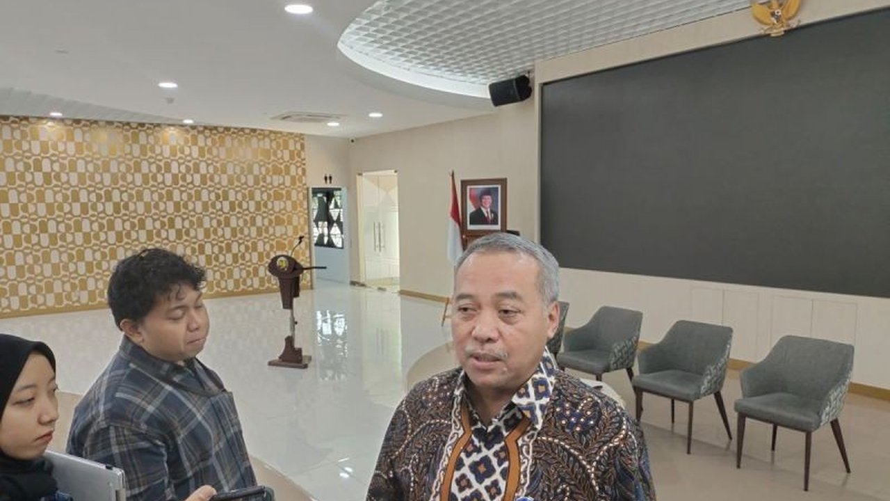 Badan Pengatur Jalan Tol (BPJT) menunda proyek Jalan Tol Bogor-Serpong karena masih menunggu persetujuan izin lingkungan dari Kementerian Lingkungan Hidup, meskipun jaminan penawaran telah diperpanjang.