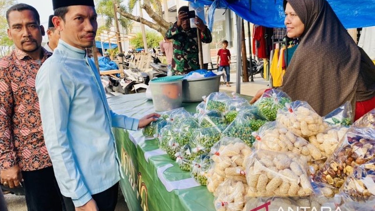 Pemerintah Aceh Barat memberikan dispensasi kepada UMKM untuk berjualan kue Lebaran di pinggir Jalan Nasional Meulaboh menjelang Idul Fitri, meskipun sebelumnya dilarang untuk mencegah kemacetan.