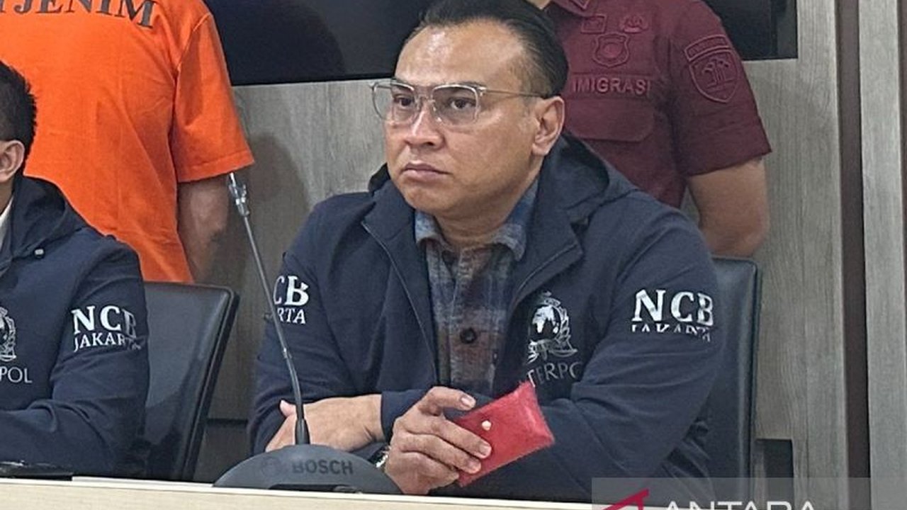 Proses ekstradisi Paulus Tannos, buronan kasus korupsi KTP elektronik, dari Singapura diperkirakan memakan waktu setidaknya empat bulan, demikian disampaikan Polri.