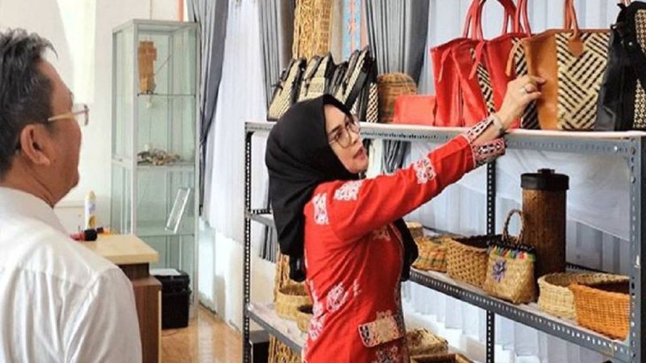 Disdagperinkop Kabupaten Kapuas, Kalimantan Tengah, berkolaborasi dengan Dekranasda untuk mendorong perkembangan dan pemasaran produk kerajinan lokal, meningkatkan daya saing, dan menembus pasar nasional bahkan internasional.