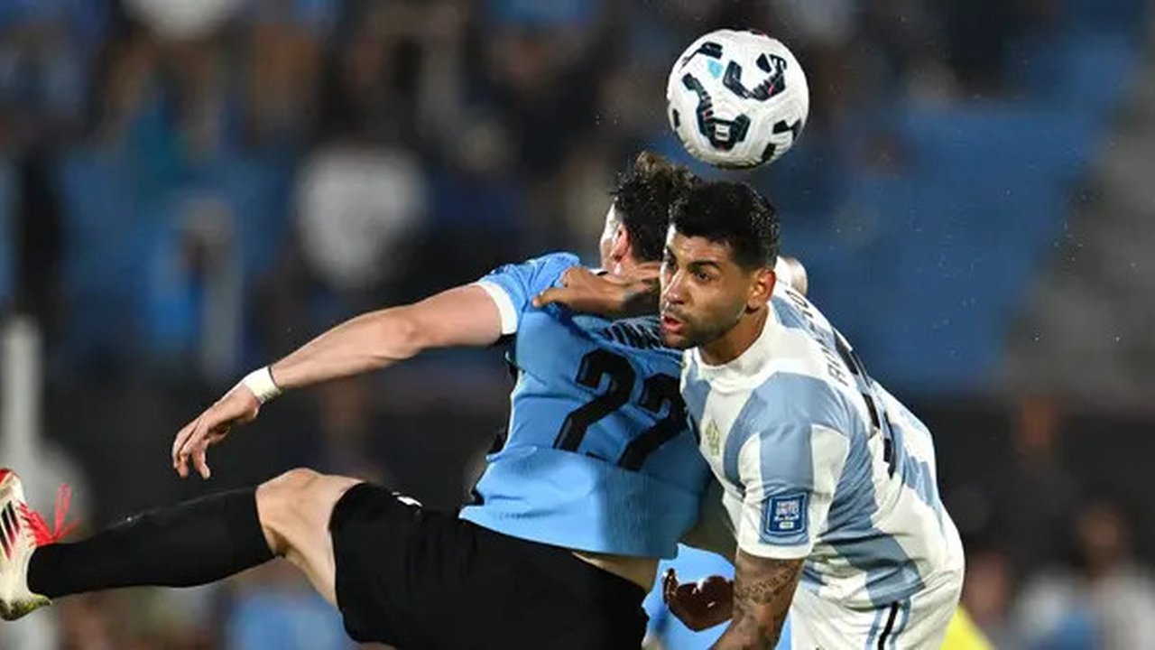 Momen duel antara pemain Uruguay dengan Argentina di Kualifikasi Piala Dunia 2026 Zona Conmebol. (Eitan ABRAMOVICH / AFP)
