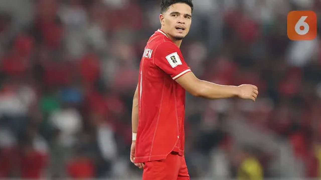 Pemain Timnas Indonesia, Ragnar Oratmangoen saat menghadapi Irak pada laga Grup F putaran kedua Kualifikasi Piala Dunia 2026 zona Asia di Stadion Utama Gelora Bung Karno (SUGBK), Senayan,