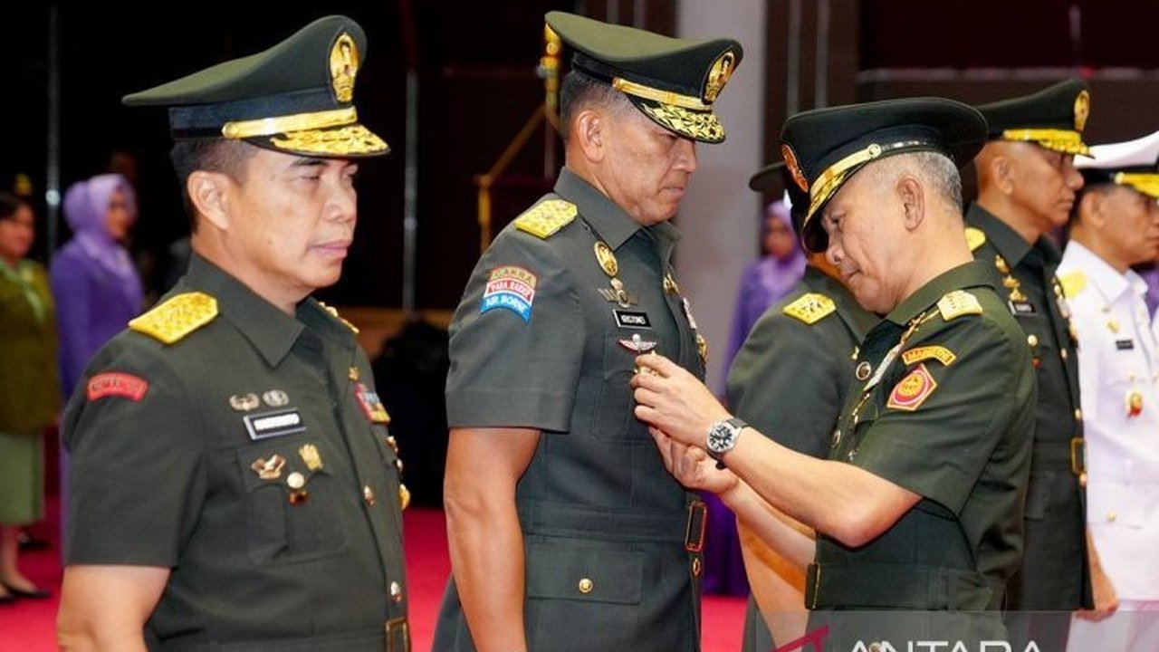 TNI menegaskan bahwa perwira aktif yang rangkap jabatan sipil di luar ketentuan UU harus pensiun dini, namun kasus Mayjen Novy Helmi di Bulog menimbulkan pertanyaan.