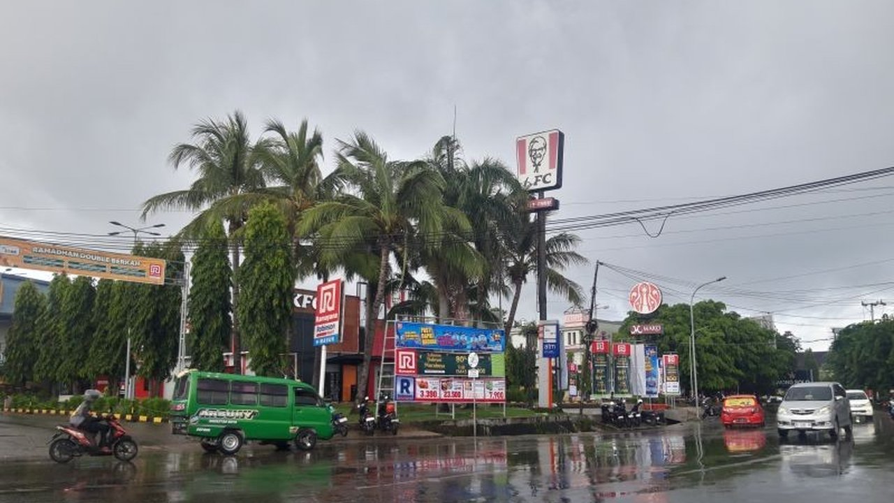 BMKG memperingatkan potensi hujan lebat disertai angin kencang di NTT pada 22-23 Maret 2025 akibat aktifnya gelombang Rossby, MJO, dan sirkulasi siklonik.