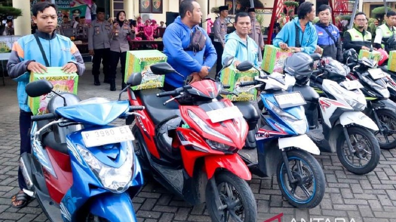 Kepolisian Resor Situbondo membagikan ratusan paket sembako kepada pengemudi ojek daring dalam rangka meningkatkan kepedulian sosial di bulan Ramadan dan menjelang Idul Fitri.